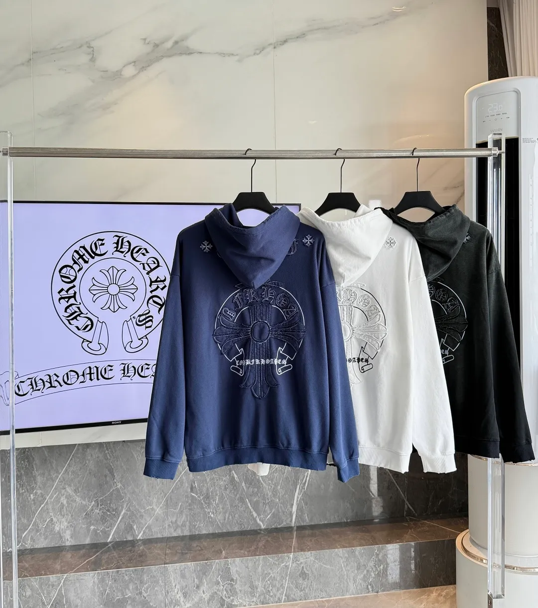 P330 🔥🔥🔥ceiling level 𝗖𝗵𝗿𝗼𝗺𝗲 𝗛𝗲𝗮𝗿𝘁𝘀/Cro Heart 2025 cross patch embroidery summer new original single counter American acid washed distressed laser burnt patch embroidery couple casual hooded sweatshirt 👑The highest version! Customized fabric 440g tripe terry fabric! American acid-washed and distressed original fabric laser burnt ✟appliqué embroidery and exquisite embroidery of letters! The best-selling model at the counter. It is very comfortable to wear. It is low-key yet luxurious. It is very classy when worn. The large size and tailoring are needless to say. The upper body is exquisite and vivid. 👍High-end first-class materials. A truly palace-level product. The cotton from Turkey is of outstanding quality. After heavy washing, the clothes are very soft! Not picky, the upper body is absolutely stylish and extremely luxurious. Auxiliary materials: The original model has been authenticated and labeled ➕100% silk washed with water label. Genuine purchase-grade original hangtag➕matching hanging rope➕3D hanging beads➕original packaging bag. Craftsmanship: The original version has consistent wiring! The highest version of the armhole matching technique! Countless times of pattern making to 100% restore the original appearance! The correct version is the same for men and women, super eye-catching, super good-looking, and super atmospheric! Color: White Black Royal Blue Size: S-XL